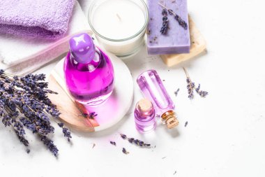 Beyaz arkaplanda lavanta kozmetikleri.