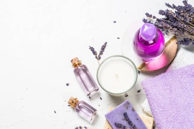 Beyaz arkaplanda lavanta kozmetikleri.