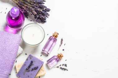 Beyaz arkaplanda lavanta kozmetikleri.