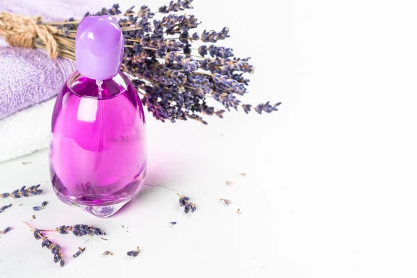 Lavendel-Parfümflasche auf weißem Tisch. — Stockfoto
