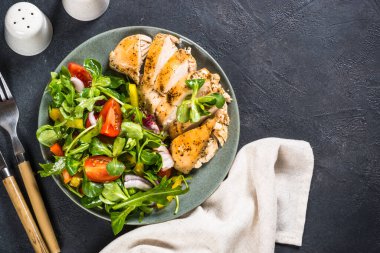 Taze salata soslu fırında tavuk..