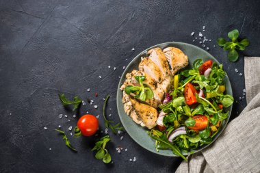 Taze salata soslu fırında tavuk..