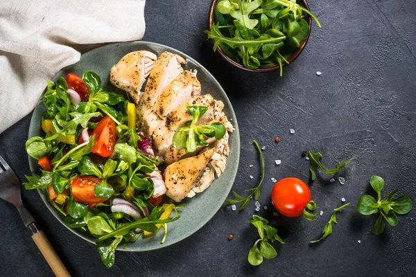 Poulet cuit au four avec vue sur la salade fraîche . — Photo