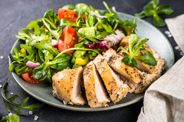 Pollo al horno con ensalada fresca. —  Fotos de Stock