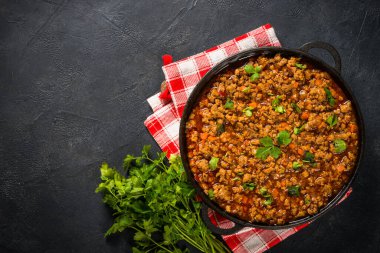 Siyah masada demir tabakta bolonez sosisi..