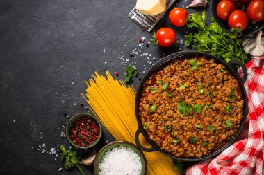 Siyah masada demir tabakta bolonez sosisi..