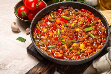 Tavada Chili con carne Işık taşı masada.
