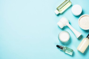 Mavi arkaplanda cilt bakım ürünü.