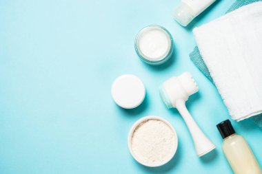 Mavi arkaplanda cilt bakım ürünü.