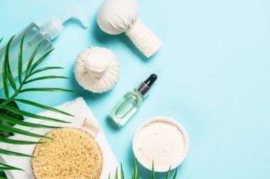 Spa tedavisi. Düz arkaplan maviye uzanıyor..