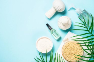 Spa tedavisi. Düz arkaplan maviye uzanıyor..