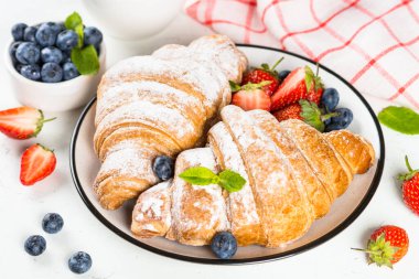 Çikolata ve taze çilek ile Kruvasan.