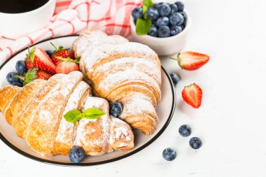 Çikolata ve taze çilek ile Kruvasan.