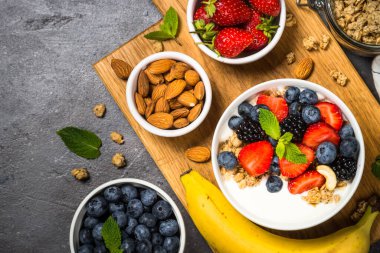 Taze çilek ile Yunan yoğurt granola .