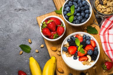 Taze çilek ile Yunan yoğurt granola .