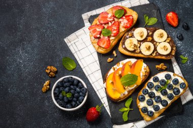 Taze meyve ve böğürtlenli tost karışımı..