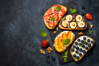 Taze meyve ve böğürtlenli tost karışımı..