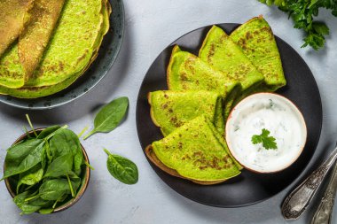 Ispanak üst görünümlü yeşil krepler.