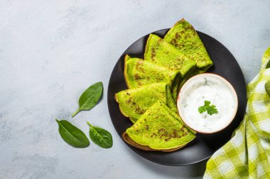 Ispanak üst görünümlü yeşil krepler.