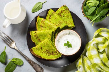 Ispanak üst görünümlü yeşil krepler.