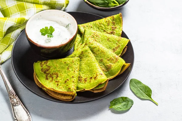 Grüne Pfannkuchen aus Spinat von oben. — Stockfoto