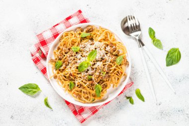 Beyaz tabak üst görünümlü makarna bolonez.