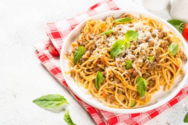 Beyaz tabakta makarna..