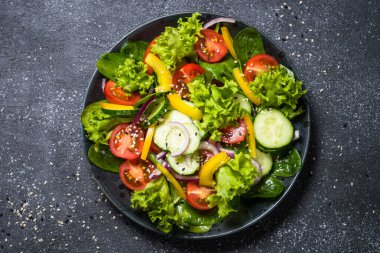 Siyah taze sebze salatası.