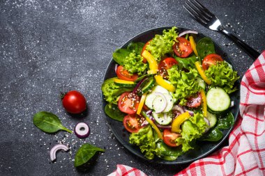 Siyah taze sebze salatası.