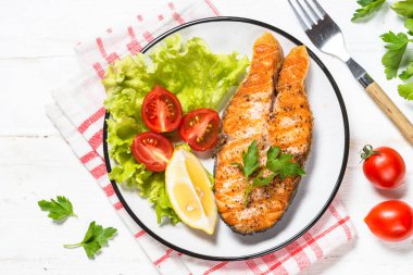 Beyaz ızgara somon balığı bifteği..