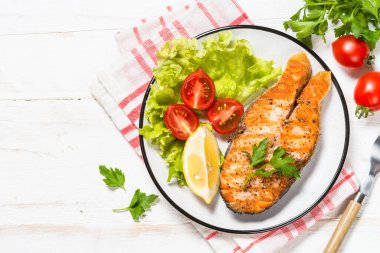 Beyaz ızgara somon balığı bifteği..