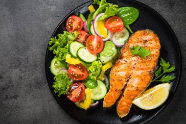 Siyah sebze ile ızgara somon balık biftek.