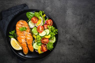 Siyah sebze ile ızgara somon balık biftek.