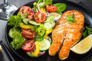 Siyah sebze ile ızgara somon balık biftek.