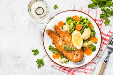 Beyaz sebze ile ızgara somon balık biftek.