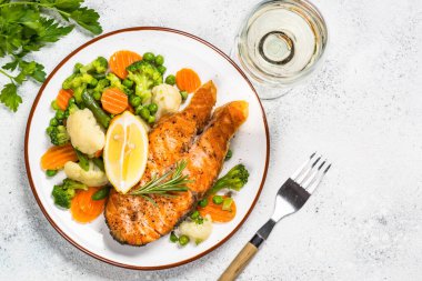 Beyaz sebze ile ızgara somon balık biftek.