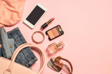 Kadın bez, akcerrories ve kozmetik ürünleri ile düz arka plan uzandı.