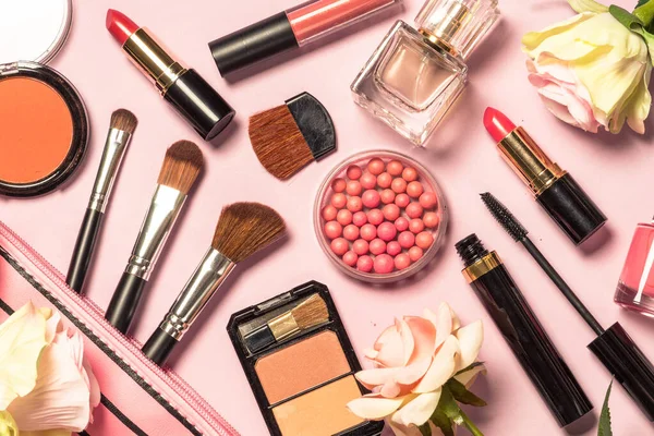 Makeup professionell kosmetika på rosa bakgrund. — Stockfoto