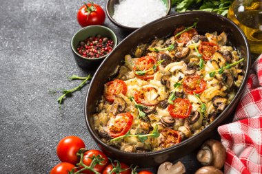 Siyah masada sebzeli fırında et..