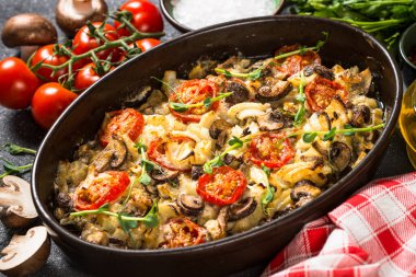 Siyah masada sebzeli fırında et..