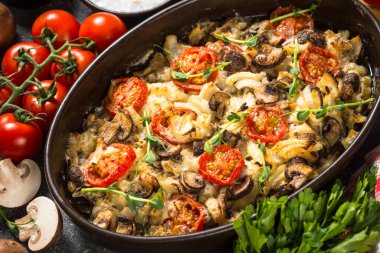 Siyah masada sebzeli fırında et..