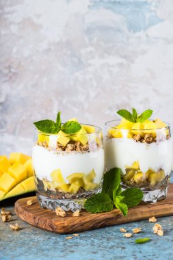 Yoğurtlu parfe, mango ve granola..