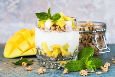 Yoğurtlu parfe, mango ve granola..