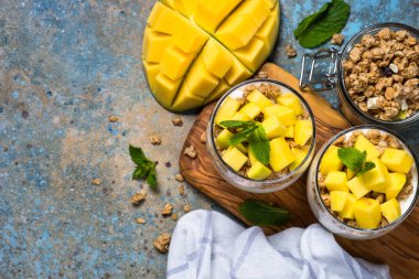 Yoğurtlu parfe, mango ve tahıl gevreği..