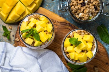 Yoğurtlu parfe, mango ve tahıl gevreği..