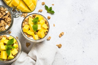 Yoğurtlu parfe, mango ve tahıl gevreği..