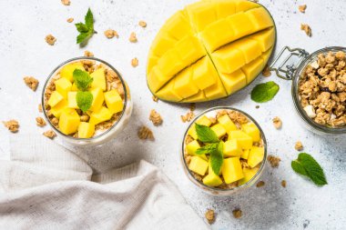 Yoğurtlu parfe, mango ve tahıl gevreği..