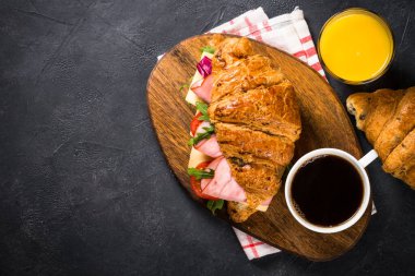 Siyah masada kruvasan sandviçi.