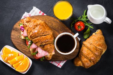 Siyah masada kruvasan sandviçi.