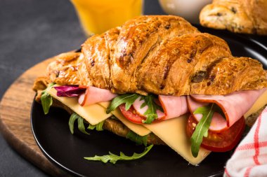 Siyah masada kruvasan sandviçi.